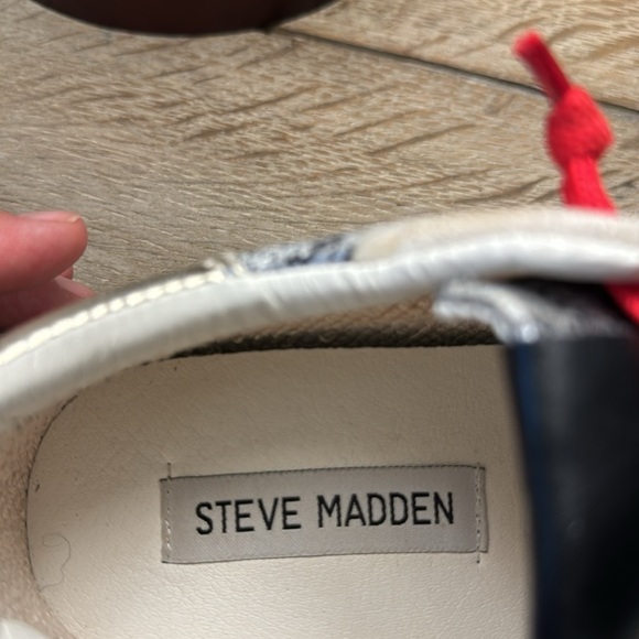 Steve Madden Sneaker. Cow hide with star motif. Red Laces. Woman’s 5.5. - Picture 5 of 7